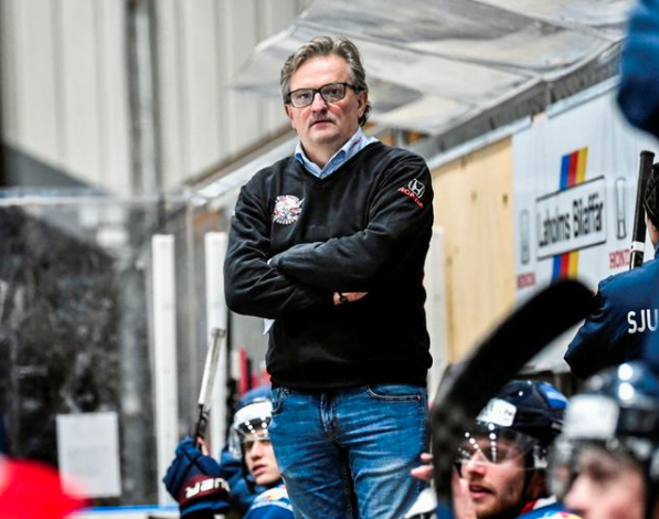 .<a href="/HalmstadHammers/">Halmstad Hammers</a> föll mot <a href="/HanhalsIF/">Hanhals Kings</a> i den senaste omgången i <a href="/Hockeyettan_/">Hockeyettan</a> . Nu stuvas det om rejält i laget inför matchen mot <a href="/KalmarHC/">Kalmar HC</a>.
hallandsposten.se/sport/ishockey…
<a href="/hockeysverige/">Hockeysverige.se</a> <a href="/div1hockeycom/">Info Hockeyettan</a> #twittpuck #halmstad #ishockey