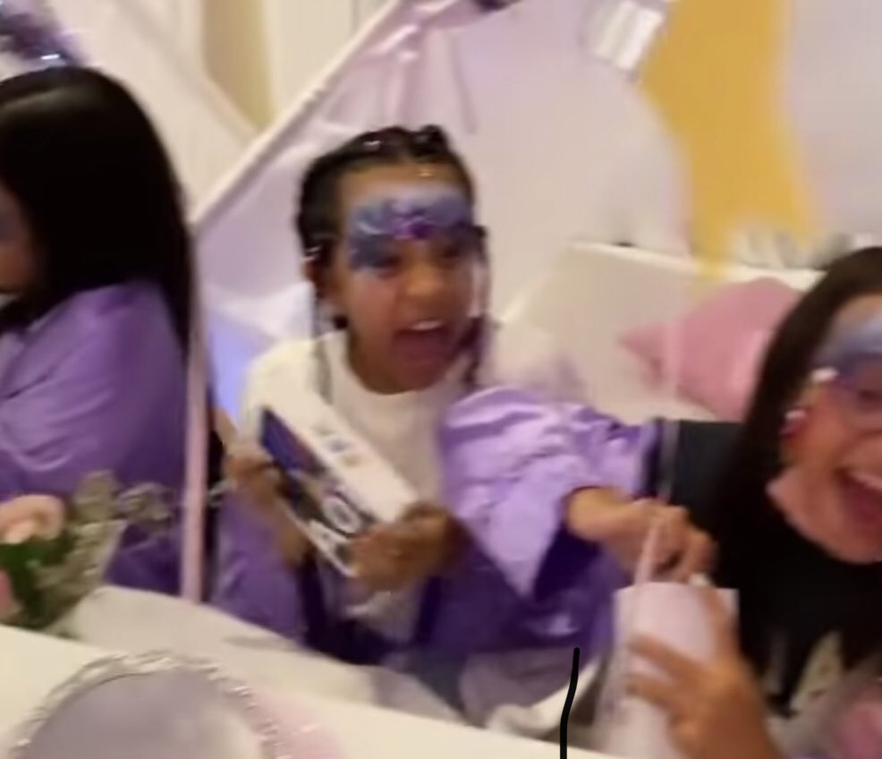 Elizabeth0619_'s tweet photo. @MaLejaDiaz12 Mi cara si me invitaran a ese cumpleaños 🥺 https://t.co/53nsFKZE1N