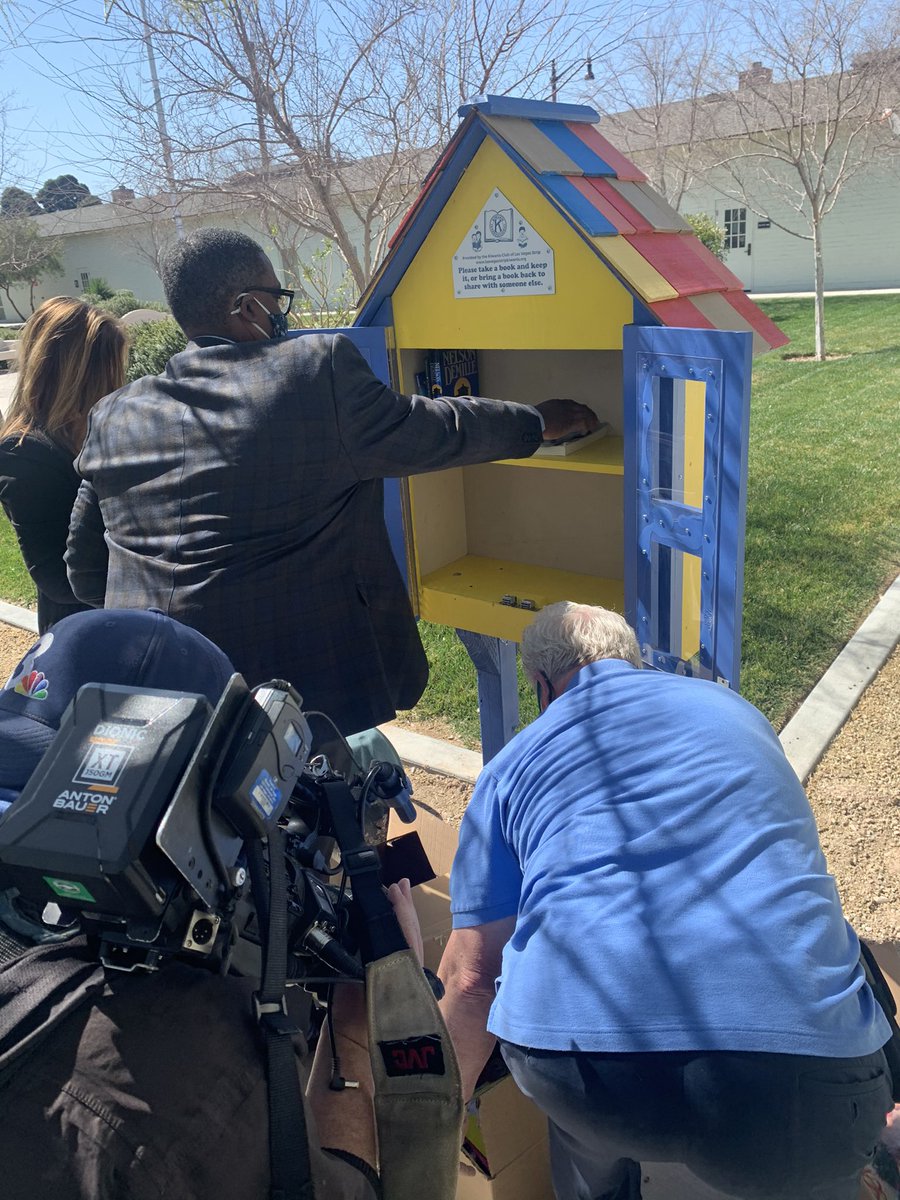 CouncilmanCrear's tweet image. Installed our “Little Library” today at the Westide School We put these little libraries in the community &amp;amp; stock them w books, take a book &amp;amp; leave a book behind fir free Thank you WGU Nevada LV Strip Kiwanis Spread the Word NV for your support. #LittleLibraries #Westside