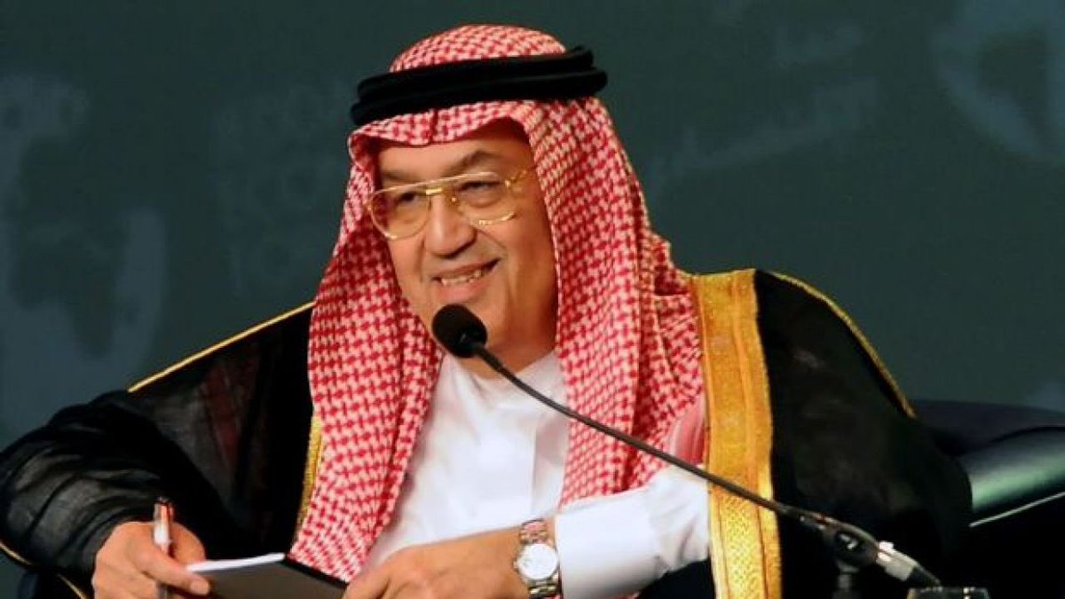 لا تجادل امك او ابيك حتى لو كنت على حق.
البر ليس مجرد قبلة تطبعها على رأس أمك أو أبيك فتظن أنك بلغت غاية رضاهما !
بر الوالدين ؛ ليس مناوبات وظيفية ، بينك وبين إخوانك ، بل مزاحمات على أبواب الجنة ان كانوا أحياء أو من الأموات.
*غازي القصيبي رحمه الله