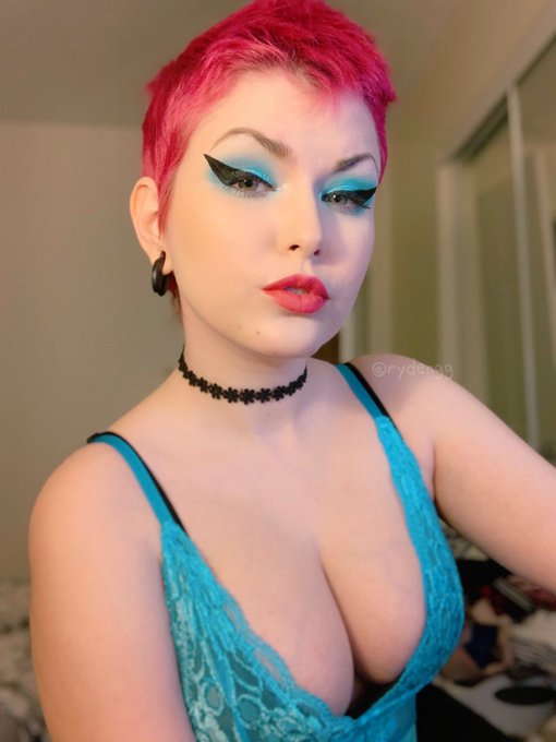wearing trixie cosmetics&rsquo; new daytime realness eyeshadows 💙✨ https://t.co/WC5FqIfx6w<a href="/tag/mvsales"class="tags"><span>#mvsales</span></a>