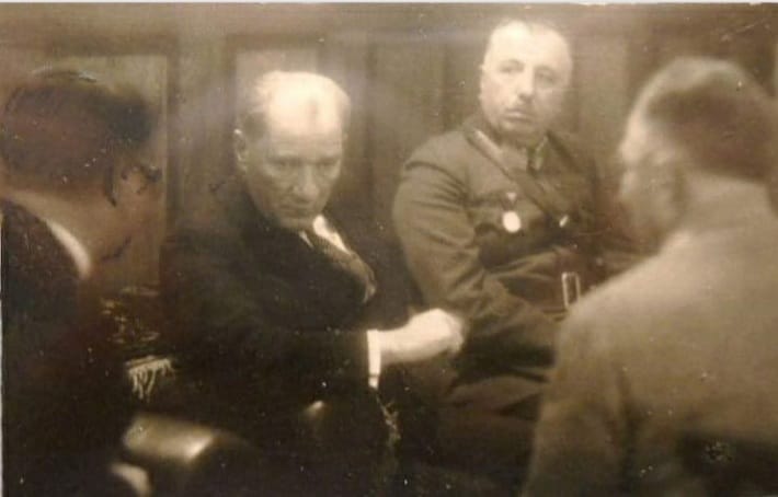 ugur_yumuk_'s tweet photo. İzmir için Menemen'i haritadan silin diyen, Gazi Mustafa Kemal ATATÜRK'ün yolundan ayrılmayacağız. Vatanın bütünlüğünü korumak bizim en asil görevimiz. Şehitlerimizin ruhu şad olsun. Sandıkta görüşürüz..! 
 #OylarımızlaCevapVereceğiz https://t.co/IdjDMDAIXA