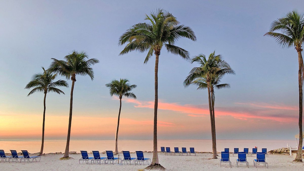 Sunset is our favorite color. 😎 Are you Florida Keys dreaming today?