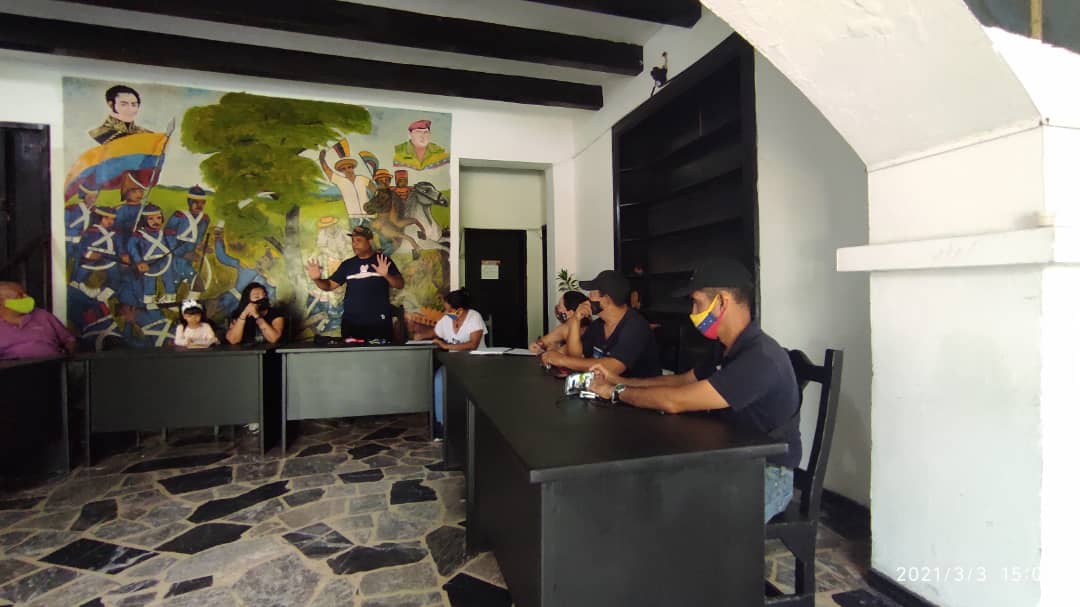 #PoderPopular✊| Integrantes de diversos movimientos comunicacionales de #FLA participan en las asambleas construyendo propuestas para el Congreso Bicentenario de los Pueblos capitulo comunicadores de FLA <a href="/NicolasMaduro/">Nicolás Maduro</a>
<a href="/taniapsuv/">Tania Valentina Díaz</a>
 <a href="/VicenteAragua/">José V. Flores</a>
#ComunicaciónParaLaRevolución