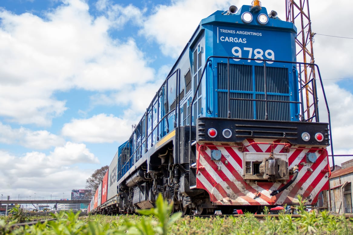 TACargas's tweet photo. Comenzamos las pruebas para transportar contenedores con tabaco producido por la #COPROTAB en #Salta hacia el @PuertoBsAs con destino de exportación en #Asia.

Nuestros trenes acompañan el crecimiento de las economías regionales.

#ReconstrucciónArgentina⬆️ https://t.co/VVVDXUUsGl
