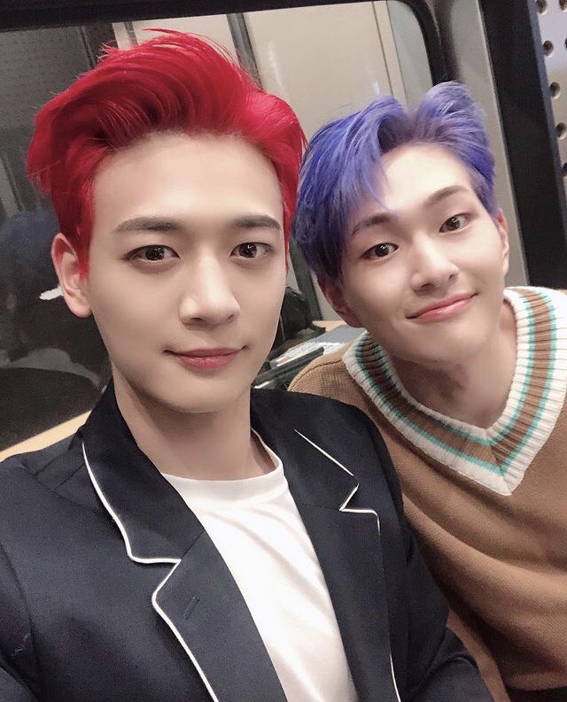 shineeworld1218's tweet photo. 2人ともすごい髪色☺️ https://t.co/1E2CT3IiMI