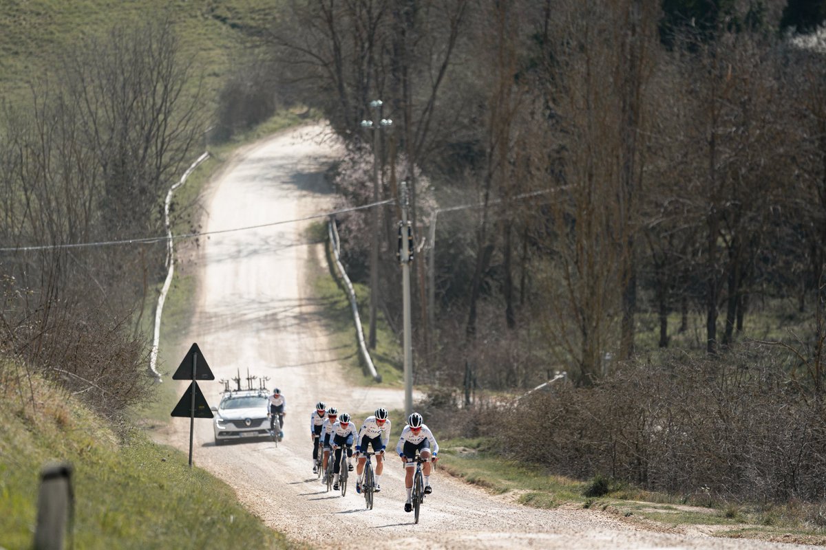 Ya tenemos a los corredores rodando por el sterrato. Edición favorable para los corredores con más técnica y habiliadad  ya que lleva bastantes días sin llover, la grava está suelta y la adherencia es menor. No tan exagerado como 2020 cuando se disputo en verano #StradeBianche