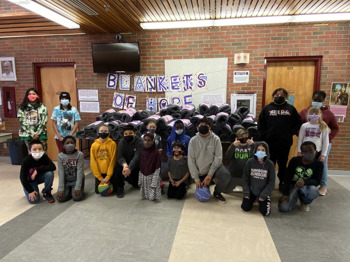 nicoledwilson's tweet photo. 5W participating in Blankets of Hope today. Sending blankets,and writing messages of hope and love, to remind our neighbours of their inherent dignity and worth. @CSMhs4 #hs4 https://t.co/xWy1qpMUlX