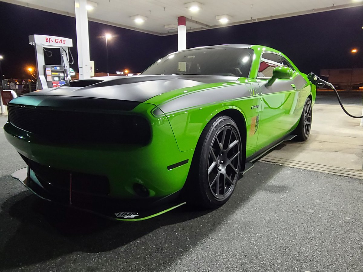ZayhanWolf's tweet image. Fresh detail on the boat and my new drag pack is here! 18x5 fronts and 17x10 rear forgestar D5s! #dodge #cammed @Dodge #challenger