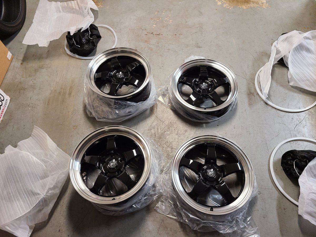 ZayhanWolf's tweet image. Fresh detail on the boat and my new drag pack is here! 18x5 fronts and 17x10 rear forgestar D5s! #dodge #cammed @Dodge #challenger