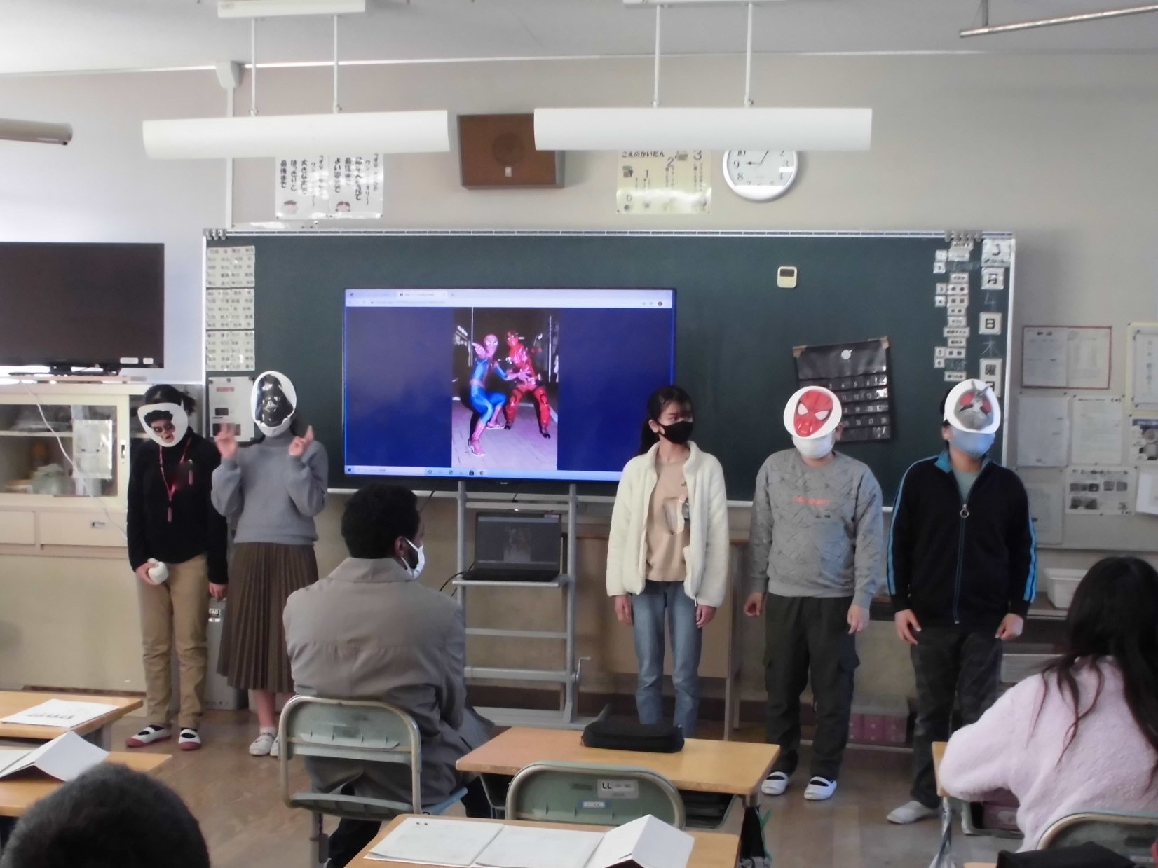生駒市立生駒東小学校 5年生では英語の授業で 班ごとに好きな季節や日本の行事について Altのウィンゴ先生に英語 で紹介しました スイカ割りや花火 こたつや花見など 実演も交えながらわかりやすく説明していました ウィンゴ先生も 発音が素晴らしい