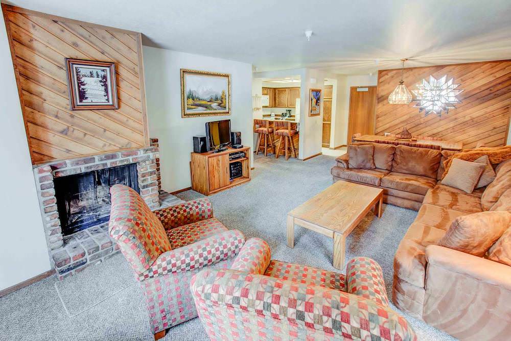 On a scale of 1-10, how much do you love Mammoth Lakes? We're at an 11. Find the perfect family escape at Aspen Creek #113.  #mammothlakes #familyescape