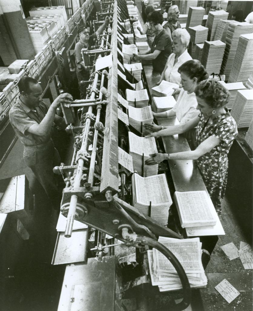 ATT's tweet image. Then: Production lines to produce telephone directories. 📞
Now: Simplifying the search with the all-in-one smartphone 📲
#TBT #ATTArchives #LifeAtATT