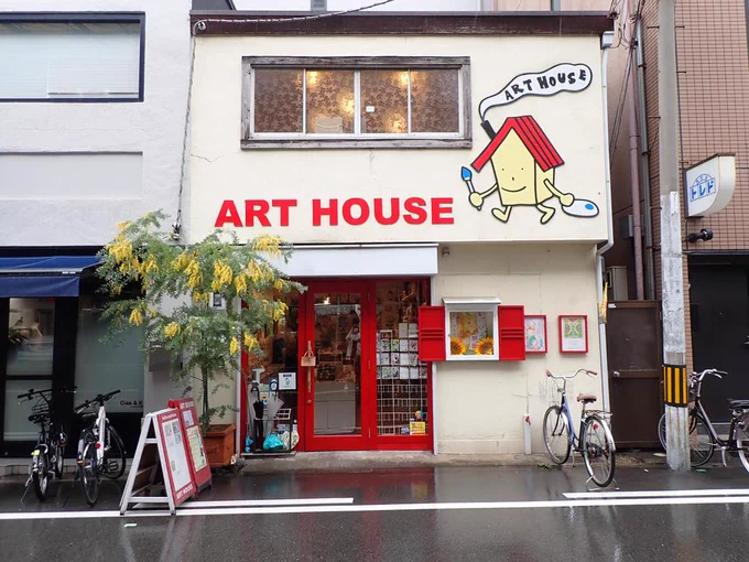 すいいろ個展大阪 、本日からです!どうぞよろしくおねがいします?早速絵を見にお客様がいらっしゃいました。雨の中ありがとうございます? 