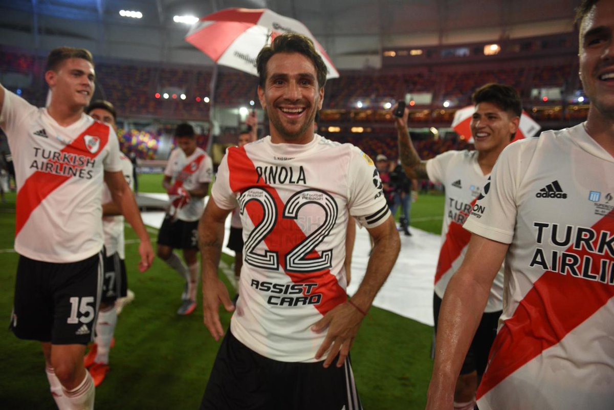 De capitán a capitán. De campeón a campeón.

<a href="/LeoPonzio_ok/">Leonardo Ponzio</a> 🤜🤛 <a href="/javierpinola25/">Javier Pinola</a> 

#JuntosSomosMásGrandes ⚪️🔴⚪️