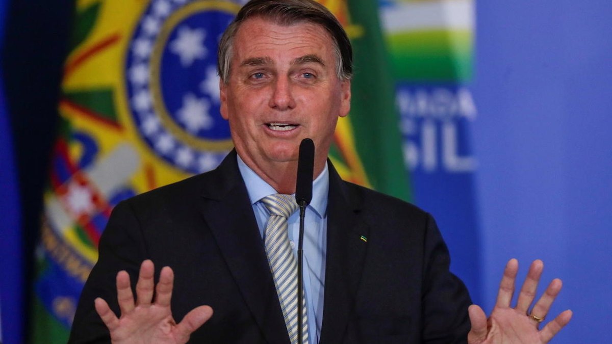 FRANCE24's tweet photo. Bolsonaro tells Brazilians to ‘stop whining’ after record Covid-19 deaths https://t.co/rjZoqjhgRU https://t.co/i0q7rC7exr