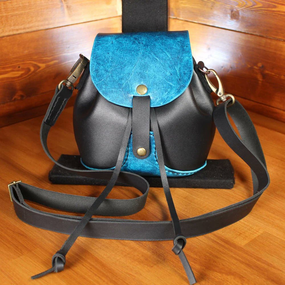 Get ready for the end of lockdown with this handy Black and Blue shoulder bag! This small bag is the ideal way to carry your daily essentials without a big bulky bag.
Follow the link in the comments to check it out.
#leatherbag #tbch #shoulderbag