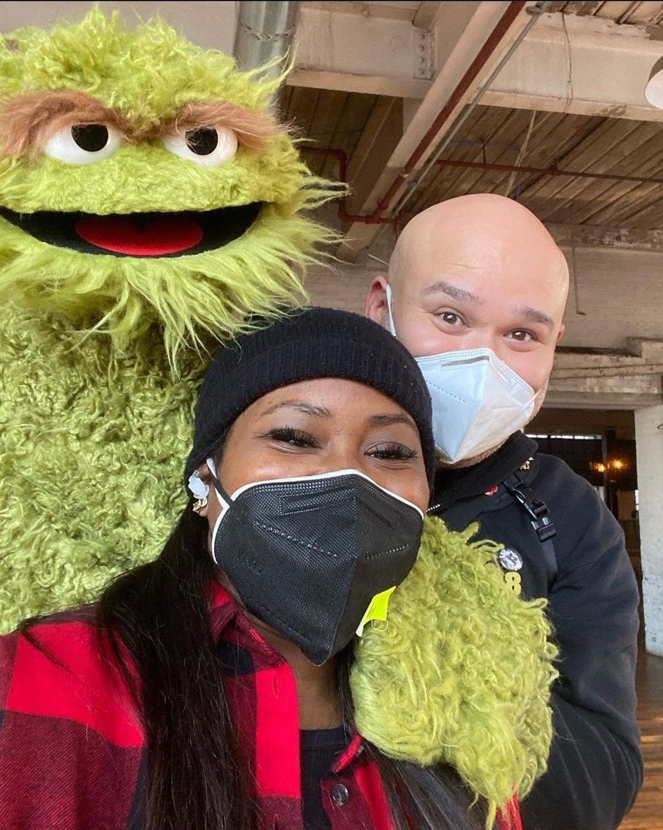designerDonya's tweet photo. Oscar making his rounds on set today. He LUUUUUUUUUVED Chá ( @chastarchild ) but who doesn't
•
#impracticaljokers #impracticaljokerscrew #impracticaljokersseason9 #impracticaljokersafterparty #impracticaljokerscostumedesigner #oscarthegrouch https://t.co/tHWMrqZUl1
