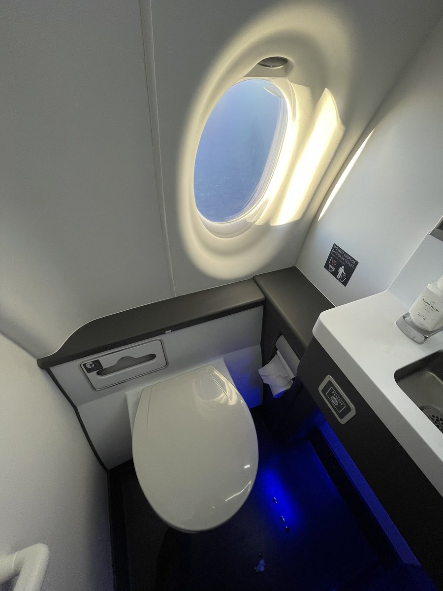 saab007's tweet photo. The novelty of walking from Row 1 to the back of this plane doesn’t get old  ✈️🚽 #BathroomWithAView #A220 @Delta #DL1752 https://t.co/DNK76z5xuk