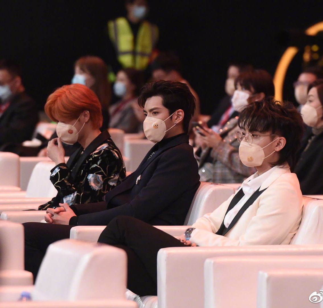 bots_do_kris's tweet photo. luhan,yifan e ztao https://t.co/eGAM12r6vR