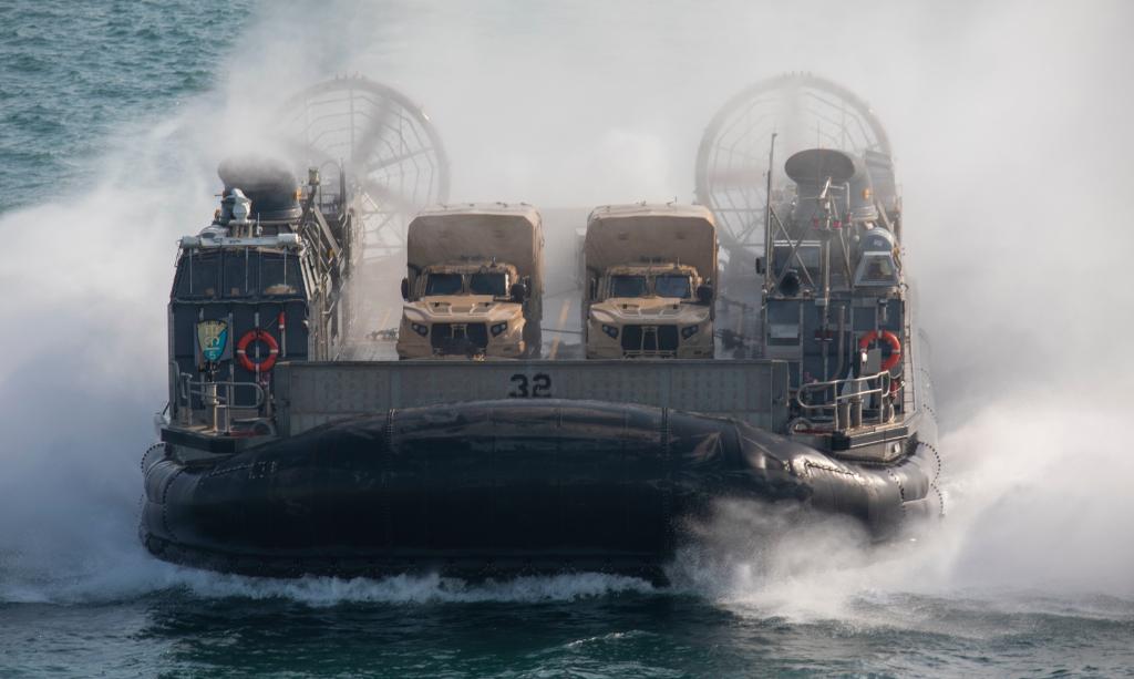 #USNavy photos of the day: #USSMitscher holds a countering #extremismintheranks stand down, #MSRON11 trains @NavBaseSD, #COVID19 vaccines @Camp_Lemonnier and an #LCAC approaches #USSMakinIsland in #US5thFlt @CENTCOM. ⬇️ info & download ⬇️: navy.mil/viewPhoto.asp