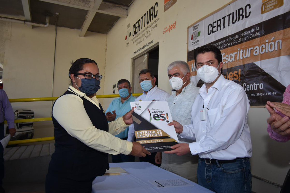 Hoy entregamos escrituras en #Castaños y #Frontera, por instrucciones del gobernador <a href="/mrikelme/">Miguel Riquelme</a>, así como cartas de liberación de <a href="/CEVCOAHUILA/">CEV</a> Un gusto saludar a mis amigos de la región. Gracias diputado <a href="/rlopezcampos/">Ricardo Lopez Campos</a> y alcaldes.