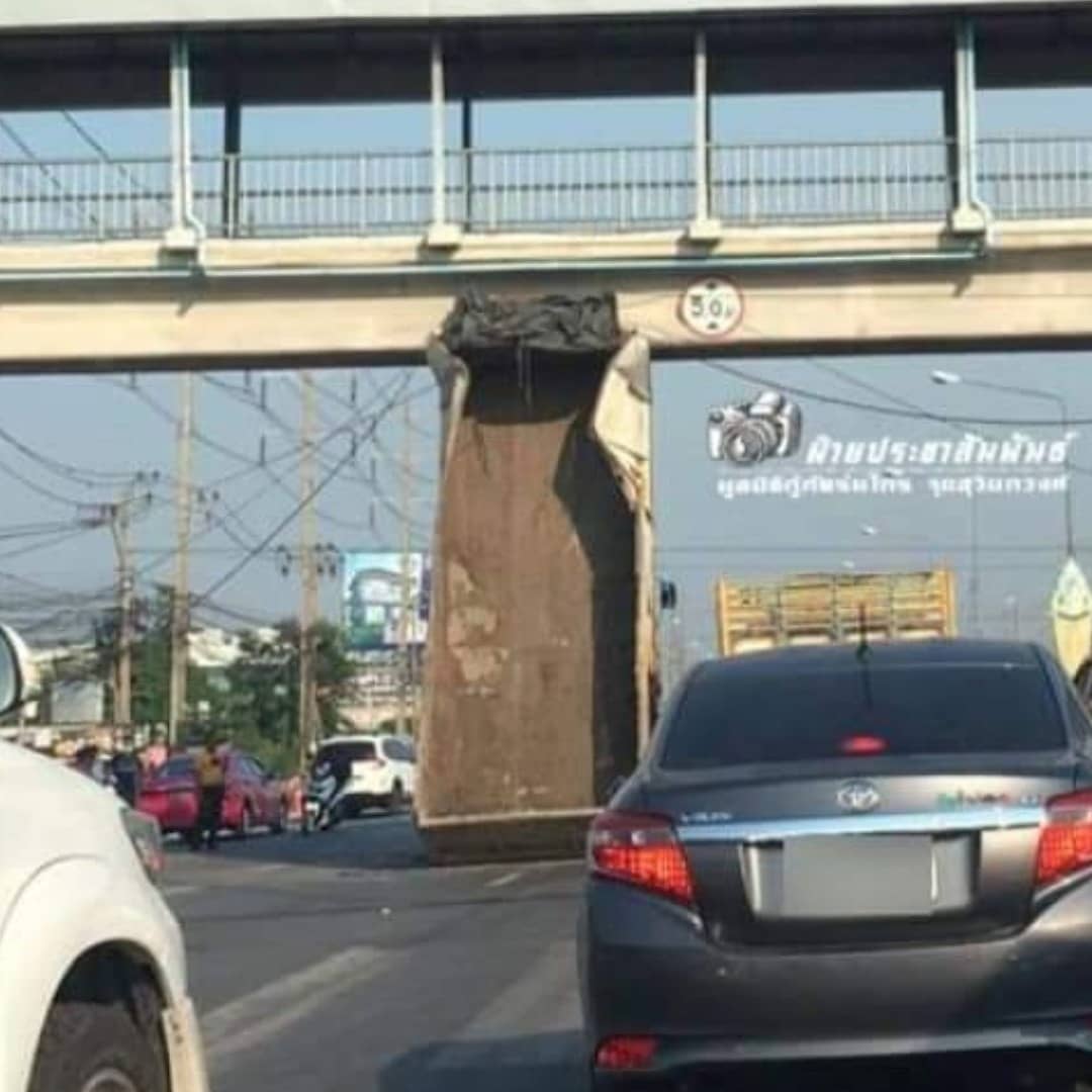 stevekaposi's tweet photo. Crazy truck driver in #Thailand
https://t.co/T8vsffgeTu
#Bangkok #SteveKThailand #TACSThailand #ThailandWatch #DiscoverThailand #StrangeThailand #AmazingThailand #roadaccidents #baddriving #RoadAccidentsThailand #CrazyAccidents #ThaiStupidDrivers #RoadFails #ThailandFails #fails https://t.co/biKpAKqC1g
