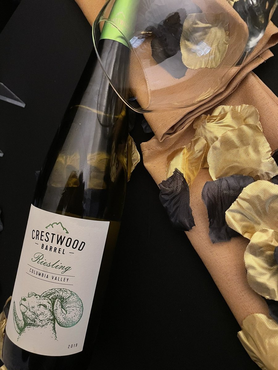 LadyTee00's tweet photo. I tasted this tonight. Go over and see what I said about this Reisling🍷

YouTube: Thewin3downsista

#Win3downthursdays #winereview #wine #funwithwine #winevlogger #winetwitter https://t.co/XfKNDFqCut