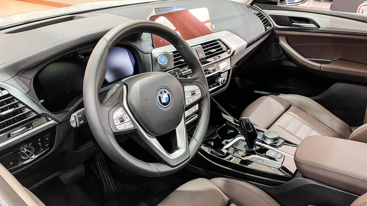 RocketMeows's tweet image. #iX3 in e house! What do you think of its appearance? Does it looks like a SUV?