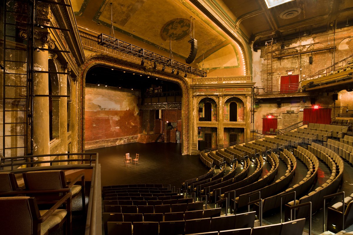 Сцена театра со зрителями. Audience in theatre. Audience taking seats at the theatre. Сиэтл концертный зал. Режиссер театра.