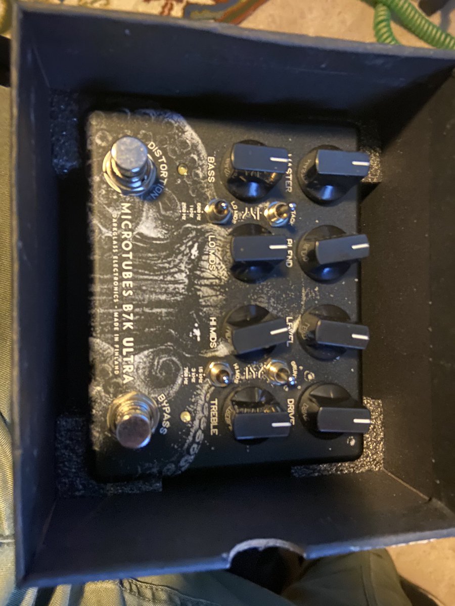 Got me some <a href="/Darkglassgear/">Darkglass</a>. Holy tentacles Batman, this thing sounds dirty!!! 🎵