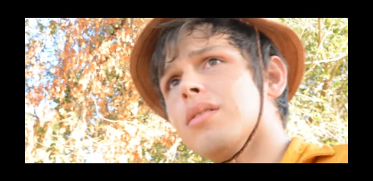 cobwebdew's tweet photo. @naoleiomensagem O menino do clipe é a tua cara @beberosto https://t.co/3Fnyi6p4Jp