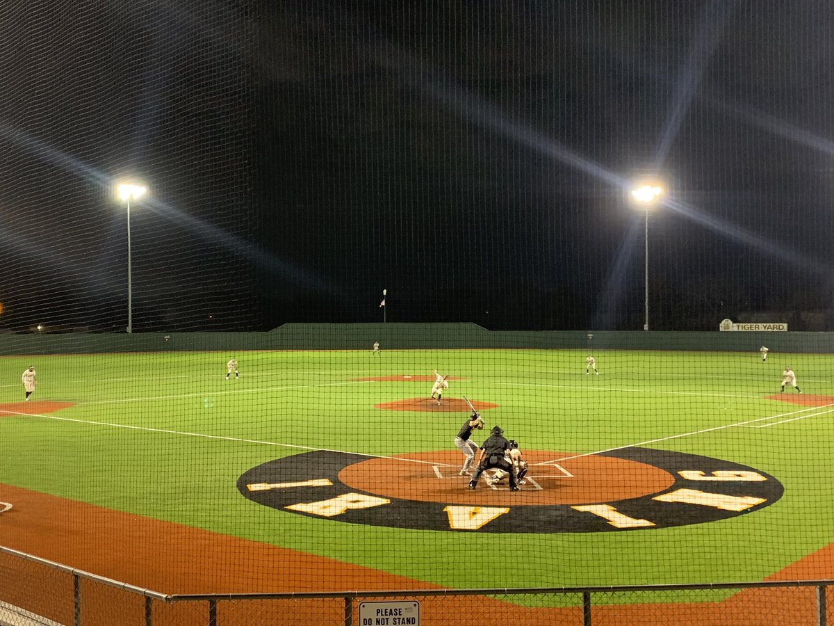 delossae17's tweet photo. Beautiful Night for some @bigirvbaseball . Let’s gooooo!! https://t.co/CjBGGCgMIa