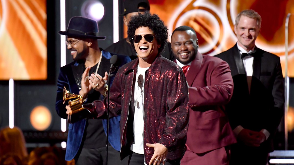 RecordingAcad's tweet photo. A look back at past Song Of The Year winners. ✨ #GRAMMYVault 

🎵 "That's What I Like" - @BrunoMars at the 60th #GRAMMYs in 2017
🎵 "Fallin'" - @aliciakeys at the 44th #GRAMMYs in 2001 https://t.co/gVZSkeTPVV