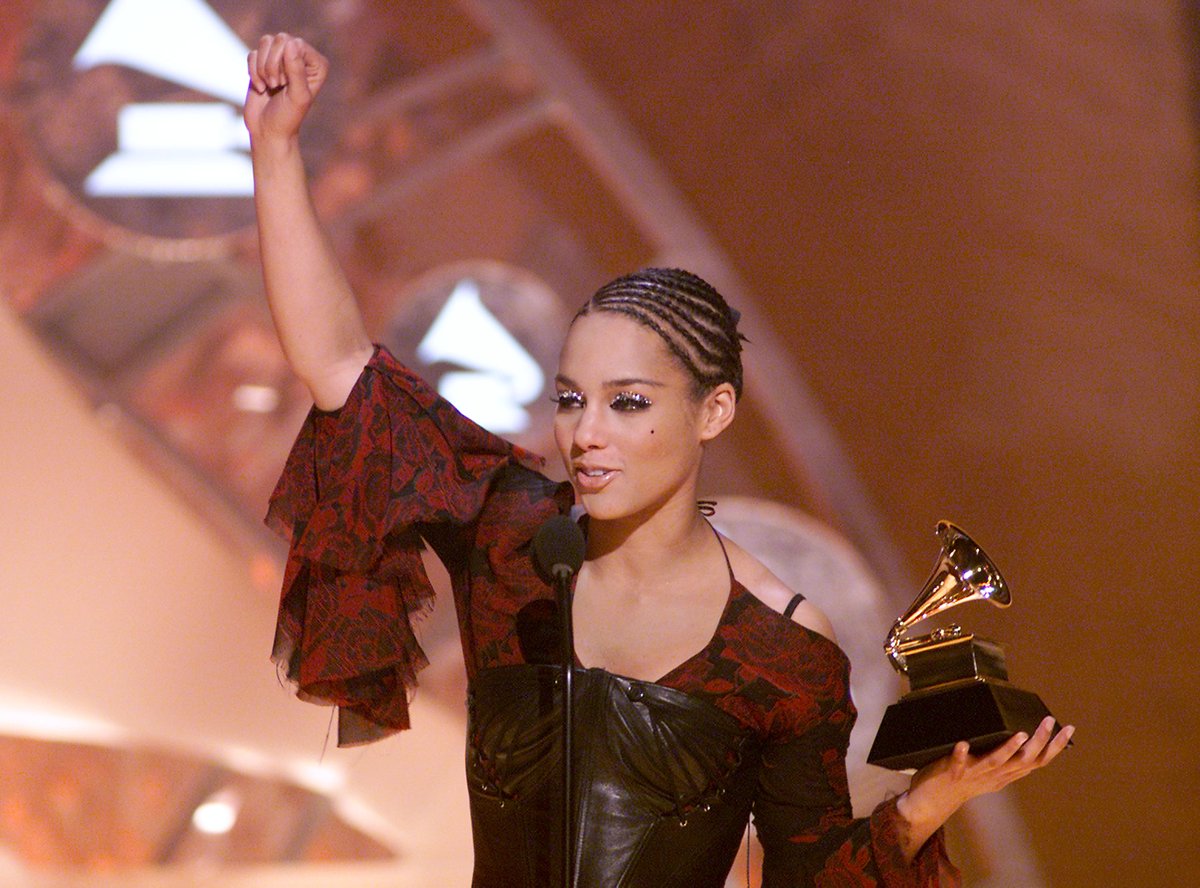 RecordingAcad's tweet photo. A look back at past Song Of The Year winners. ✨ #GRAMMYVault 

🎵 "That's What I Like" - @BrunoMars at the 60th #GRAMMYs in 2017
🎵 "Fallin'" - @aliciakeys at the 44th #GRAMMYs in 2001 https://t.co/gVZSkeTPVV