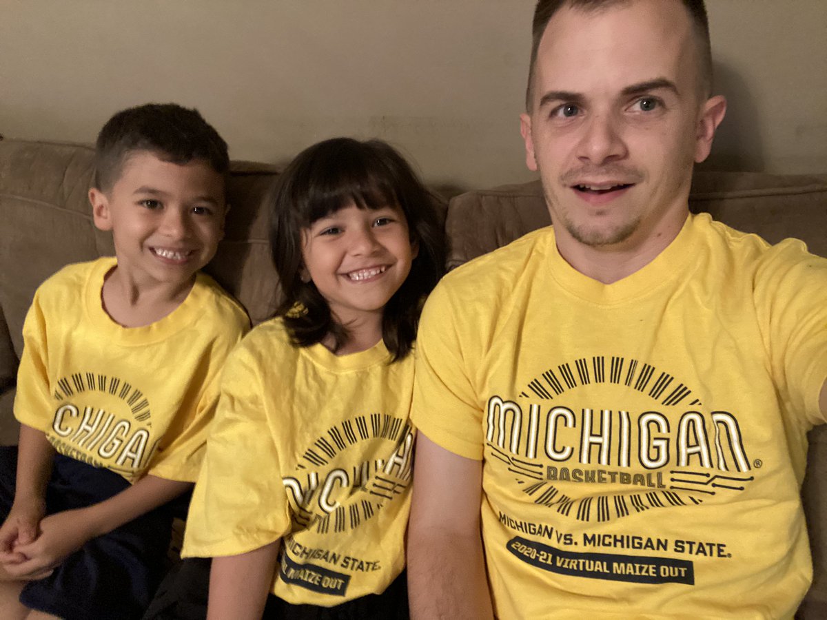 espofamof5's tweet photo. Watching Michigan vs Michigan State. #wearmaize https://t.co/CkajKr5yzV