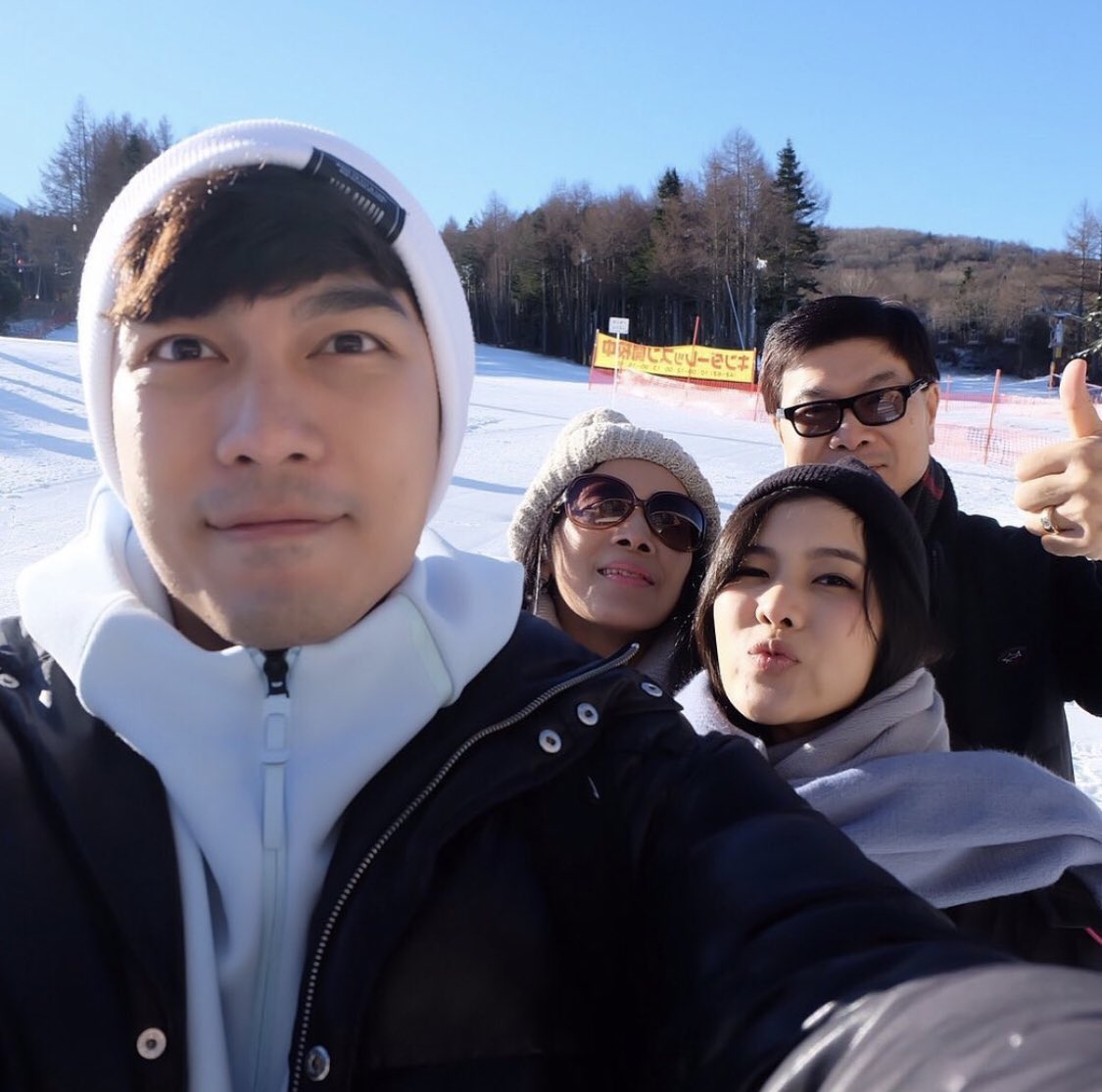 MewsuppasitTH's tweet photo. หม่าม้าแวะมาบอกขอบคุณแฟนคลับทุกคนที่ให้กำลังใจเสมอมานะคะ ทุกคนในครอบครัวรักแฟนคลับทุกคนมากๆนะคะ พี่ช๊อปก็รักด้วยยยย 🐶 

🎿 รูปน่ารักมากๆค่ะ  ไปเล่นสกีกันนนน

IG : mompeemew 
@MSuppasit 
#MewSuppasit 
#Mewlions 
#หวานใจมิวกลัฟ https://t.co/jhvWEiA0ac