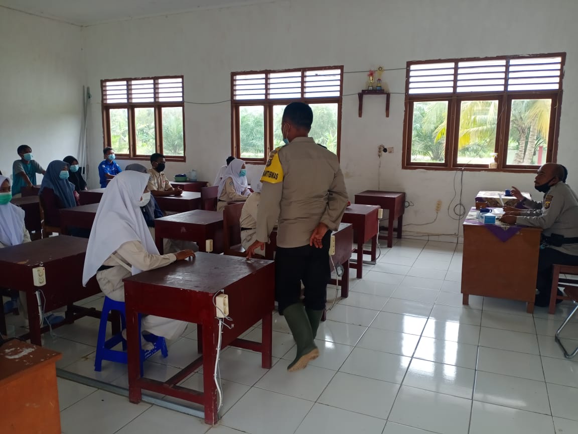LagoPolsek's tweet photo. Kanit Bimas Polsek Tanjung Lago ipda Ruslan dan bhabinkamtibmas Bripka Kristantolarel laksanakan giat sosialisasi penerimaan Polri dan protokol kesehatan Covid-19 di sekolah. https://t.co/ROtt8IKJNV