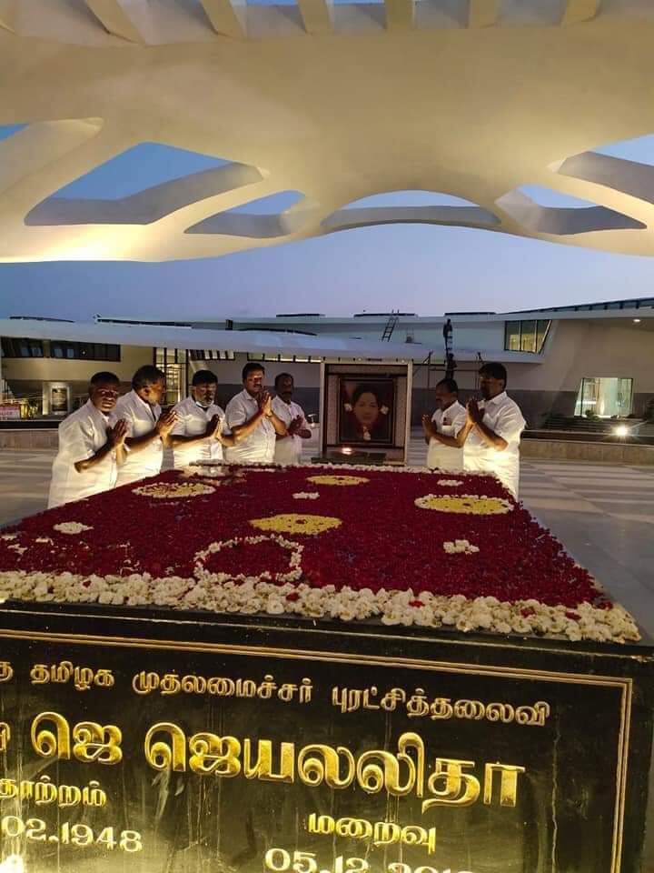 KJ_saianjith's tweet photo. வரும் சட்டமன்ற தேர்தலில் அஇஅதிமுக மாபெரும் வெற்றி வாகை சூட வேண்டி  சிவகங்கை மாவட்ட கழக செயலாளர் அண்ணன் திரு PR.செந்தில்நாதன் அவர்களும்,  மானாமதுரை சட்டமன்ற உறுப்பினர் திரு S.நாகராஜன் அவர்களும் இதயதெய்வம் புரட்சித்தலைவி #அம்மா அவர்களின் நினைவாலயத்தில் வணங்கி ஆசி பெற்றனர். https://t.co/qogdYEvGZK