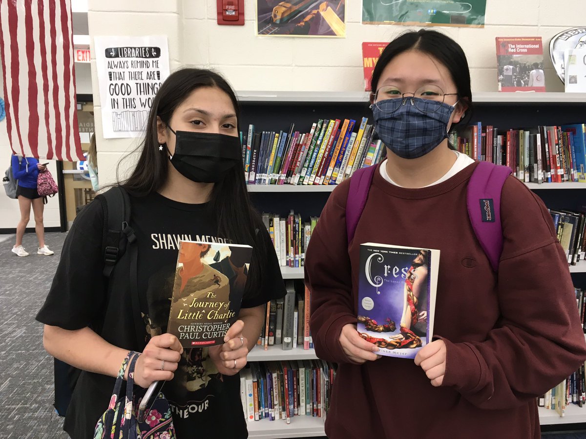 brownatwbms's tweet photo. Remote learners were included in the book giveaway; here Ms. McNeal and Ms. King help their students “shop” from home! Loved watching students consider their choices and the excitement for adding a new book to their home collection! @WBMSprincipal @ELheeeyyyy https://t.co/DF1nluifRY
