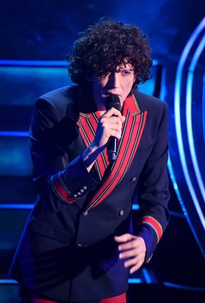 Stupendo Ermal stasera al teatro ,fa tremare i cuori con il brano #Caruso ♥️🐺🎸