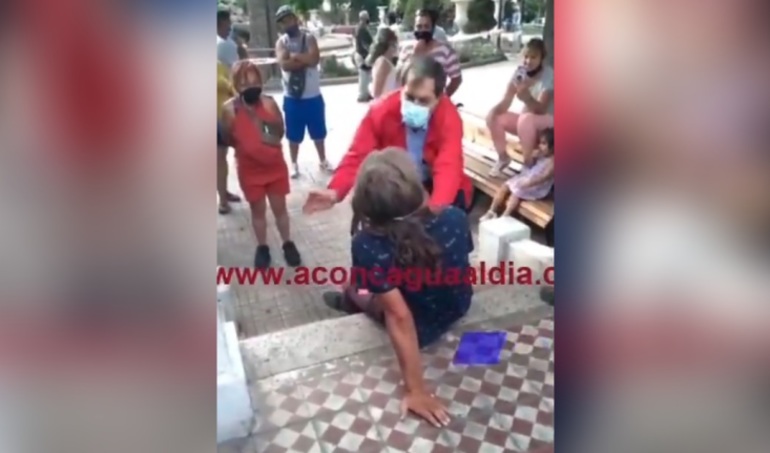 cambio21cl's tweet photo. Violento y grosero: "Yo soy Beals, conóceme": Alcalde de San Felipe de RN golpea en la cara a persona humilde y pobre en pleno centro de esa ciudad. Ver Video https://t.co/f1xLtbviZO https://t.co/1Pc3o28vDo