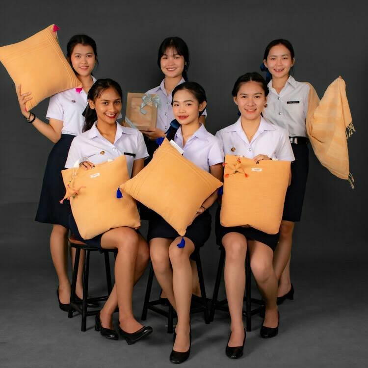 NewsOvec's tweet photo. วิทยาลัยอาชีวศึกษาเชียงใหม่ แบรนด์ไอดินกลิ่นฝ้าย กระเป๋าผ้าฝ้ายลดโลกร้อน แบรนด์ไอดินกลิ่นฝ้าย มี 2 ขนาด ขนาดใหญ่ 13 x 15 นิ้ว ราคา 150 บาท และขนาดกลาง  9 x 12 นิ้ว ราคา 100 บาท สนใจติดต่อสั่งซื้อได้ที่ โทร.098-295-2053 Line ID : ava_valdemar Facebook: ไอดินกลิ่นฝ้าย https://t.co/1FvW37Uo2G
