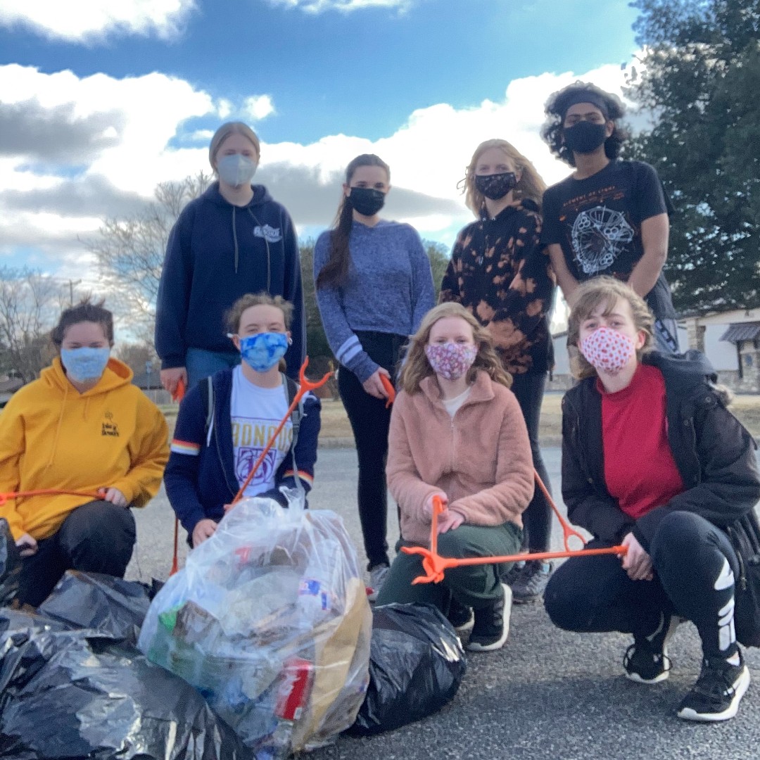 kdbdenton's tweet photo. Working toward a #litterfreelild! Thank you to Denton High School Environment Club for their hard work! 💪

#wekdb #KDB #dentonvolunteer #volunteer #volunteering #Denton #dentontx #dentontexas #dentonite #wddi #dentoning #dentonparks #dentonparksandrec #dentonstrong https://t.co/3x3K69577W
