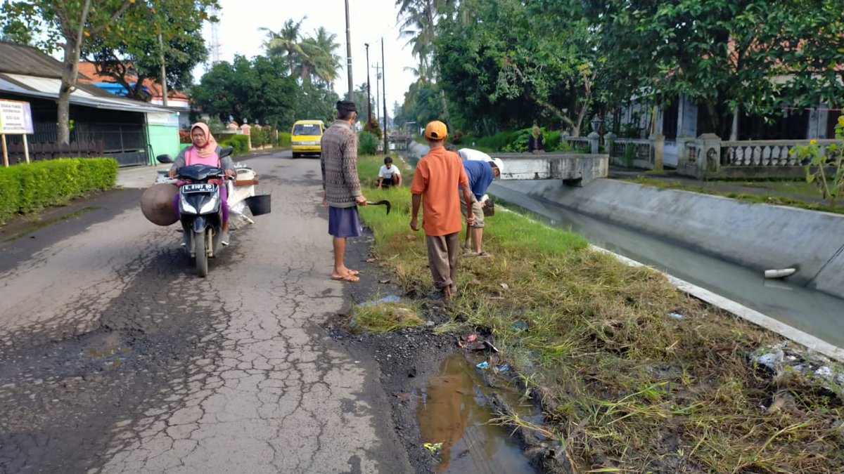 wonokromo2's tweet photo. Kerja Bhakti dalam rangka Jum'at Bersih https://t.co/gLCCztJyw7