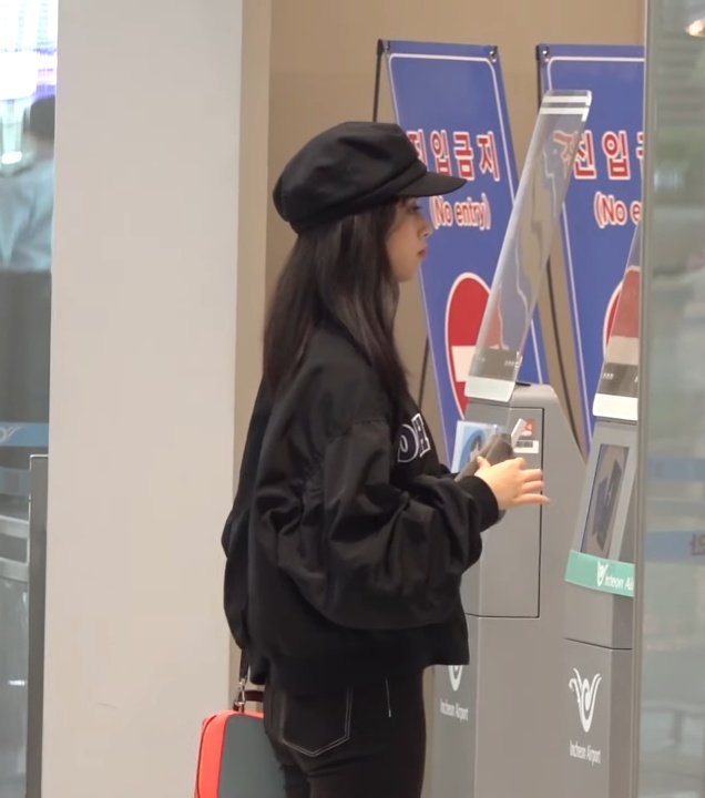 NiziUnite's tweet photo. rim in this black outfit is insanely fabulous😯😳 https://t.co/2CPUp7COcM