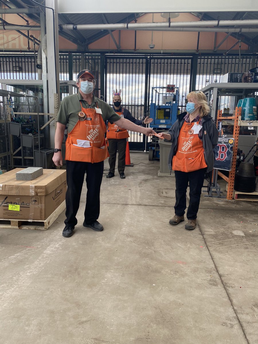 Rich ASM giving out recognition during our Spring Walk!! @JaredPare1 loves confetti!!! <a href="/JasonArigoni/">Jason Arigoni</a> <a href="/maryanne_stl/">Maryanne St. Laurent</a> <a href="/DianeRaymond26/">Diane Raymond</a> <a href="/Williams2Bryan/">Bryan Williams</a> <a href="/Mudasir40791691/">Mudasir Khan</a> <a href="/jedininja310/">John Rodriguez</a>