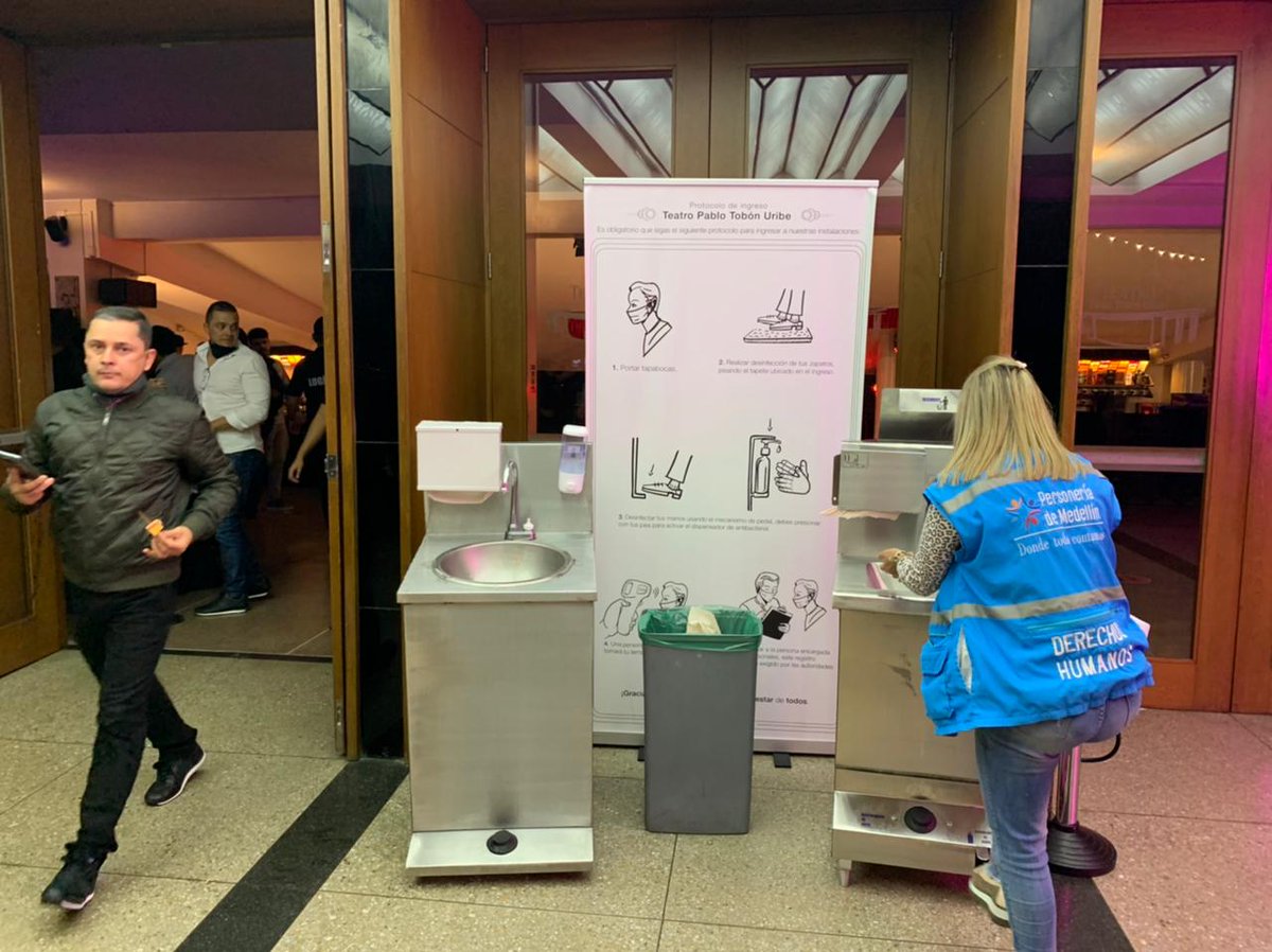personeriamed's tweet photo. Esta noche a través de nuestra Unidad para la Protección del Interés Público #UPIP, verificamos los protocolos de bioseguridad en el @Teatropablot, en la reapertura de las salas de teatros en Medellín. #PorTusDerechosMásCerca https://t.co/i9q60DGR54
