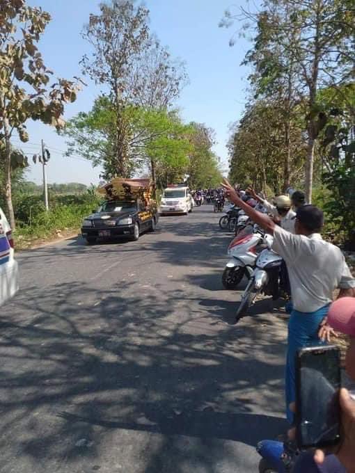 This volunteer man was ruthlessly beaten to death by the military on March 3 and his body was taken back to his native town, Zalon. People from his town came out to give him a three finger salute. Rest in Power and Peace, our Hero. III
#WhatsHappeningInMyanmar #Mar5Coup