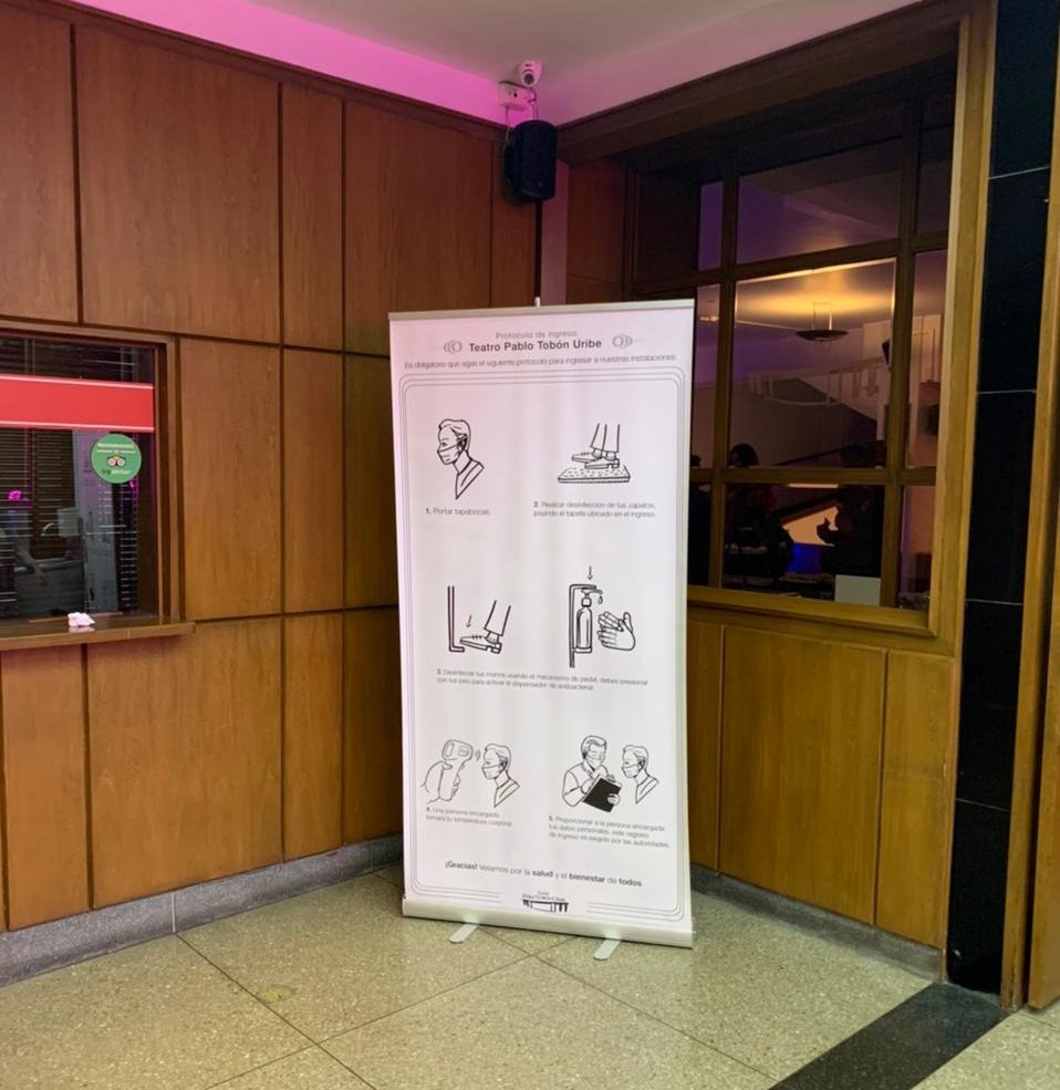 personeriamed's tweet photo. Esta noche a través de nuestra Unidad para la Protección del Interés Público #UPIP, verificamos los protocolos de bioseguridad en el @Teatropablot, en la reapertura de las salas de teatros en Medellín. #PorTusDerechosMásCerca https://t.co/i9q60DGR54
